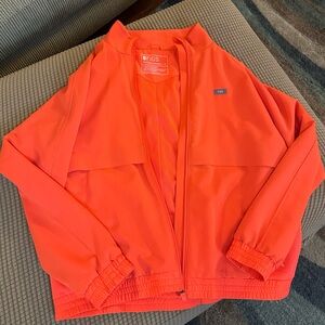 Figs Sydney scrub jacket in fiery coral medium